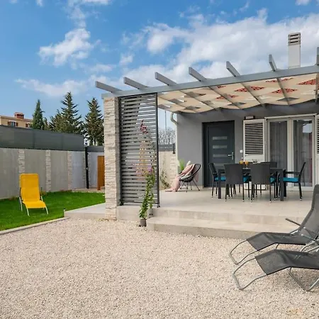 別荘 Casa Astra By Briskva